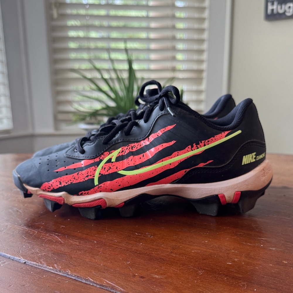 Nike Black Youth Soccer Cleats, Size 6 Youth. excellent Condition.